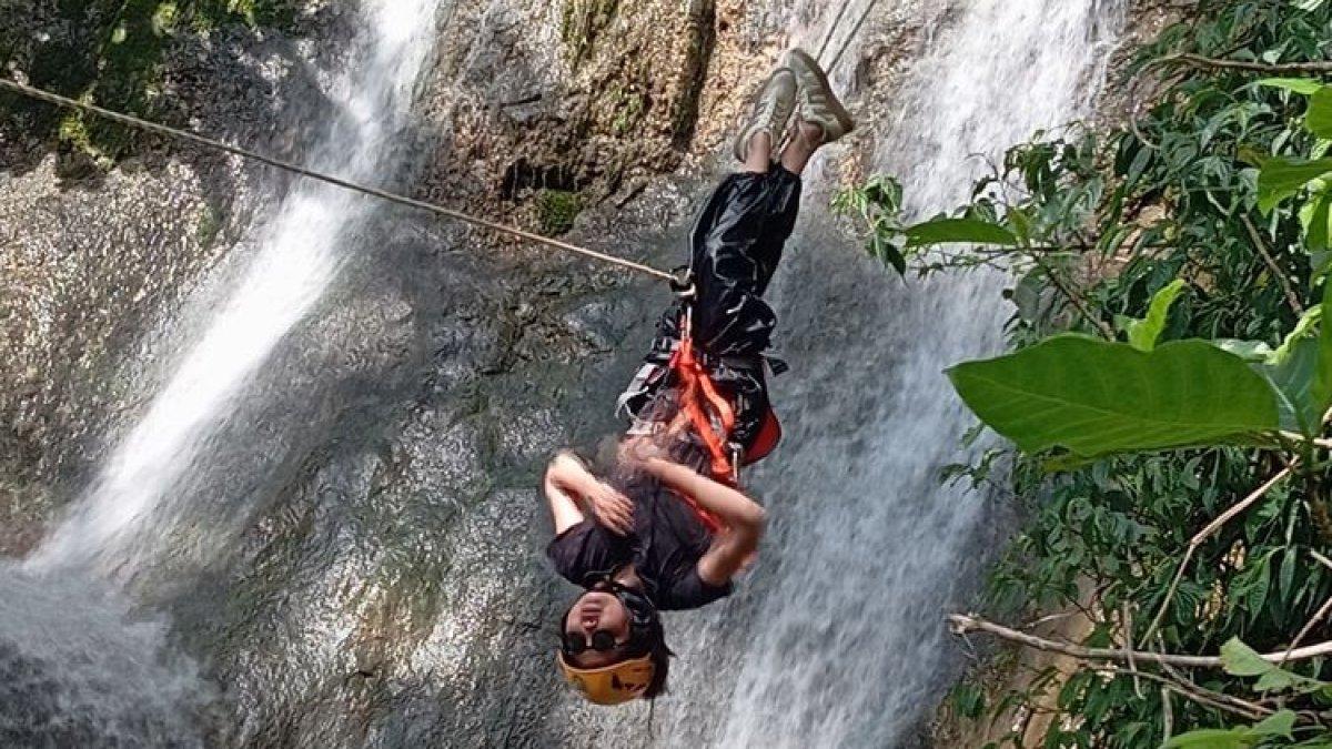 WISATA KULONPROGO: Aktivitas canyoning di air terjun Bukit Sebantung pada Padukuhan Kembang, Kalurahan Jatimulyo, Kapanewon Girimulyo, Kabupaten Kulon Progo, Daerah Istimewa Yogyakarta. Peminatnya selalu ada setiap waktu