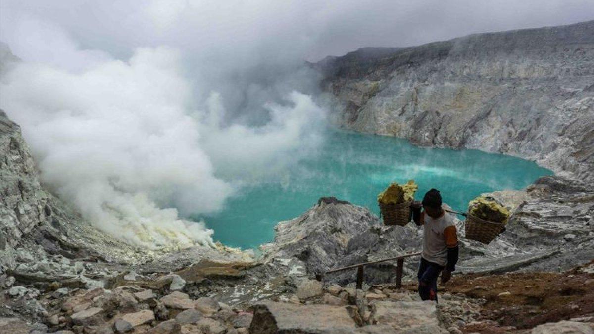 WISATA BANYUWANGI: Aktivitas di Kawah Gunung Ijen