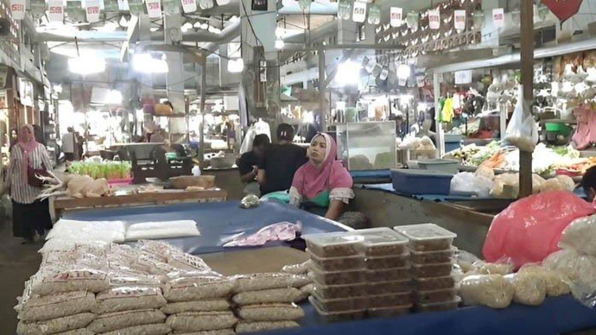 KEBIJAKAN BUPATI JEMBER - Aktivitas pedagang di Pasar Tanjung Kabupaten Jember, Jawa Timur, Selasa (4/3/2025). Pedagang Pasar Tanjung Jember meyambut positif langkah Bupati Gus Fawait menurunkan retribusi pasar.
