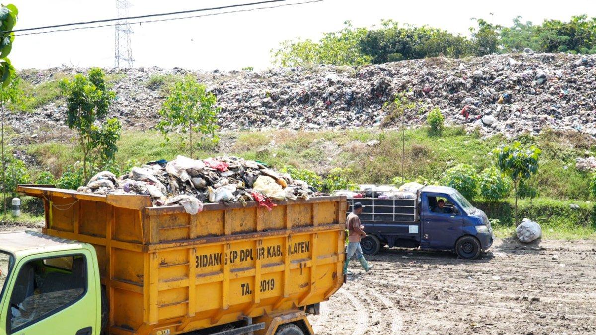 MASALAH SAMPAH KLATEN - Aktivitas di Tempat Pembuangan Akhir (TPA) Troketon di Kecamatan Pedan, Klaten, pada Sabtu (10/5/2025).