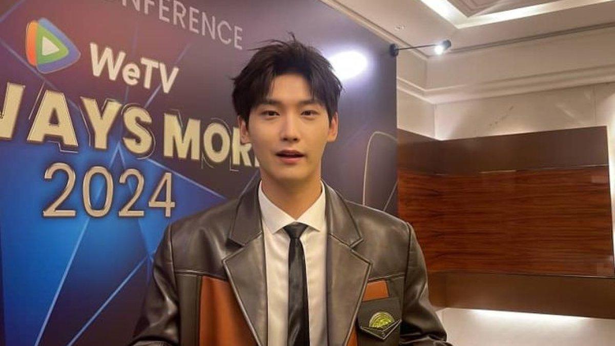 Aktor peran Xing Zhiao Lin membagikan boneka panda kepada penggemar yang menyambut kedatangannya di Bandara Internasional Soekarno-Hatta.