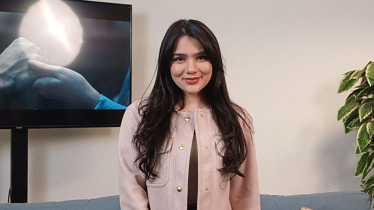 SOSOK SELEBRITI - Aktris Davina Karamoy usai sesi wawancara terbatas untuk film Tak Ingin Usai di Sini yang diikuti Kompas.com, di daerah Kemang, Jakarta Selatan, Kamis (17/4/2025).