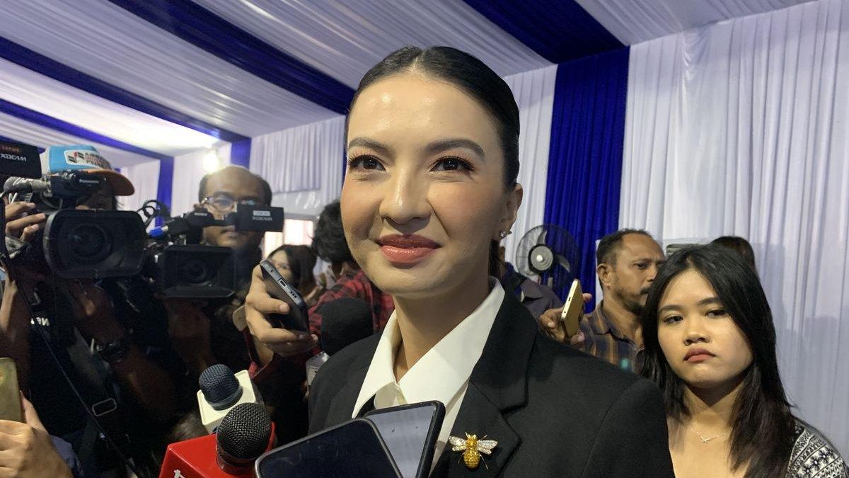 Aktris Raline Shah saat ditemui usai pelantikannya sebagai Staf Khusus Menteri Bidang Kemitraan Global dan Edukasi Digital di Kementerian Komunikasi dan Digital (Komdigi), di Kantor Komdigi, Jakarta Pusat, Senin (13/1/2025).