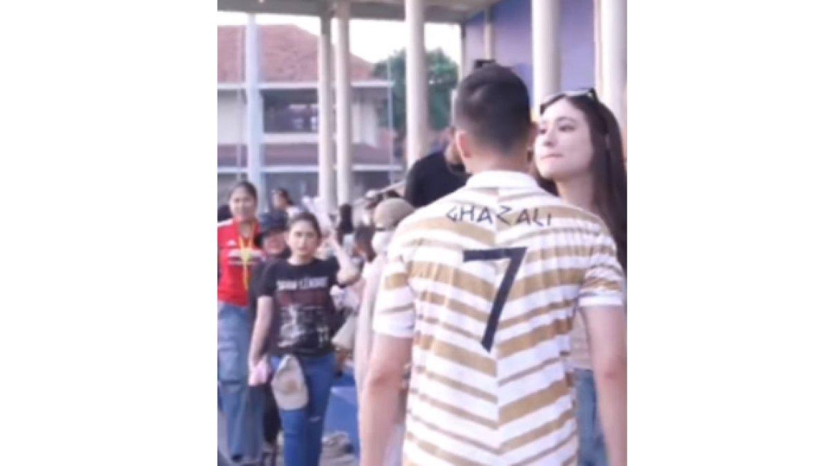 Al Ghazali dengan Laura Moane tampil mesra