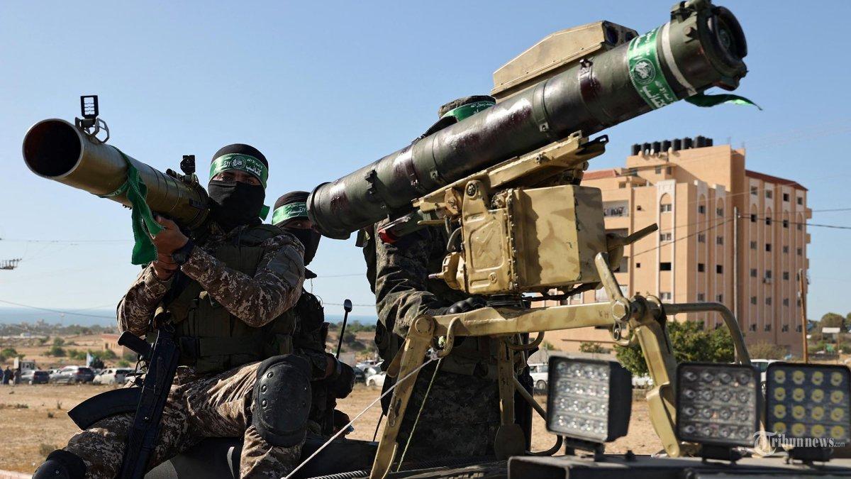 Anggota Brigade Ezz-Al Din Al-Qassam, sayap bersenjata gerakan Hamas, mengambil bagian dalam parade militer di sebuah jalan di Khan Yunis, di selatan Jalur Gaza pada 27 Mei 2021. - Al-Qassam mengumumkan kesuksesan mereka melawan tentara Israel di Jalur Gaza, Senin (19/2/2024).