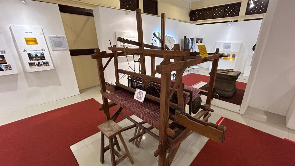 Alat Tenun Bukan Mesin yang digunakan untuk memproduksi kain Lurik Klaten, sebagai salah koleksi Museum Daerah Klaten, kompleks Monumen Juang 45, Kelurahan Bareng Lor, Kecamatan Klaten Utara, Klaten.