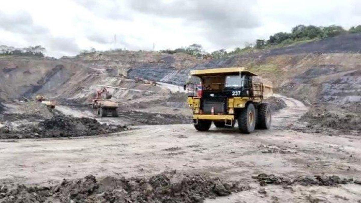 SAMARINDA BEBAS TAMBANG - Foto ilustrasi penggunaan alat berat di salah satu kawasan pertambangan di Kalimantan Timur (Kaltim). Walikota Samarinda Andi Harun baru-baru ini memberikan penjelasan di balik kebijakan Samarinda bebas tambang pada tahun 2026. (TribunKaltim/Mohammad Fairoussaniy)