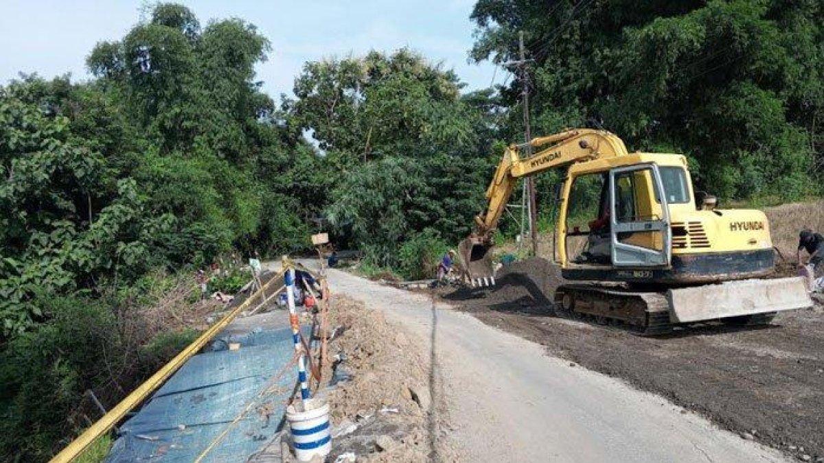100 HARI KERJA - Alat berat meratakan jalan alternatif jalur Kecamatan Karangrejo-Sendang di Dusun Mojogitik, Desa Gedangan, Kecamatan Karangrejo, Kabupaten Tulungagung, Jawa Timur yang rusak karena longsor pada (Sabtu (1/2/2025) silam. Perbaikan infrastruktur menjadi salah satu program unggulan bupati Tulungagung yang baru, Gatut Sunu Wibowo bersama wakilnya, Ahmad Baharudin.