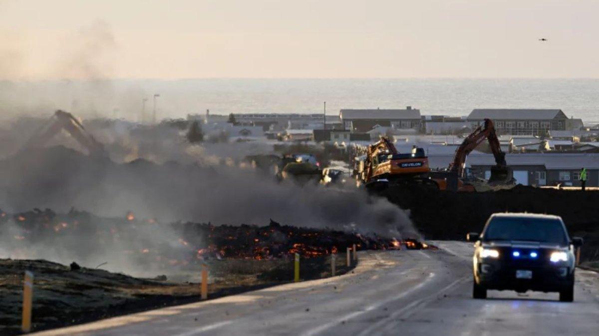 Personil darurat menggunakan alat penggali untuk mengisi lubang terakhir di dinding pelindung untuk mencegah aliran lava mencapai pusat kota Grindavik di barat daya Islandia
