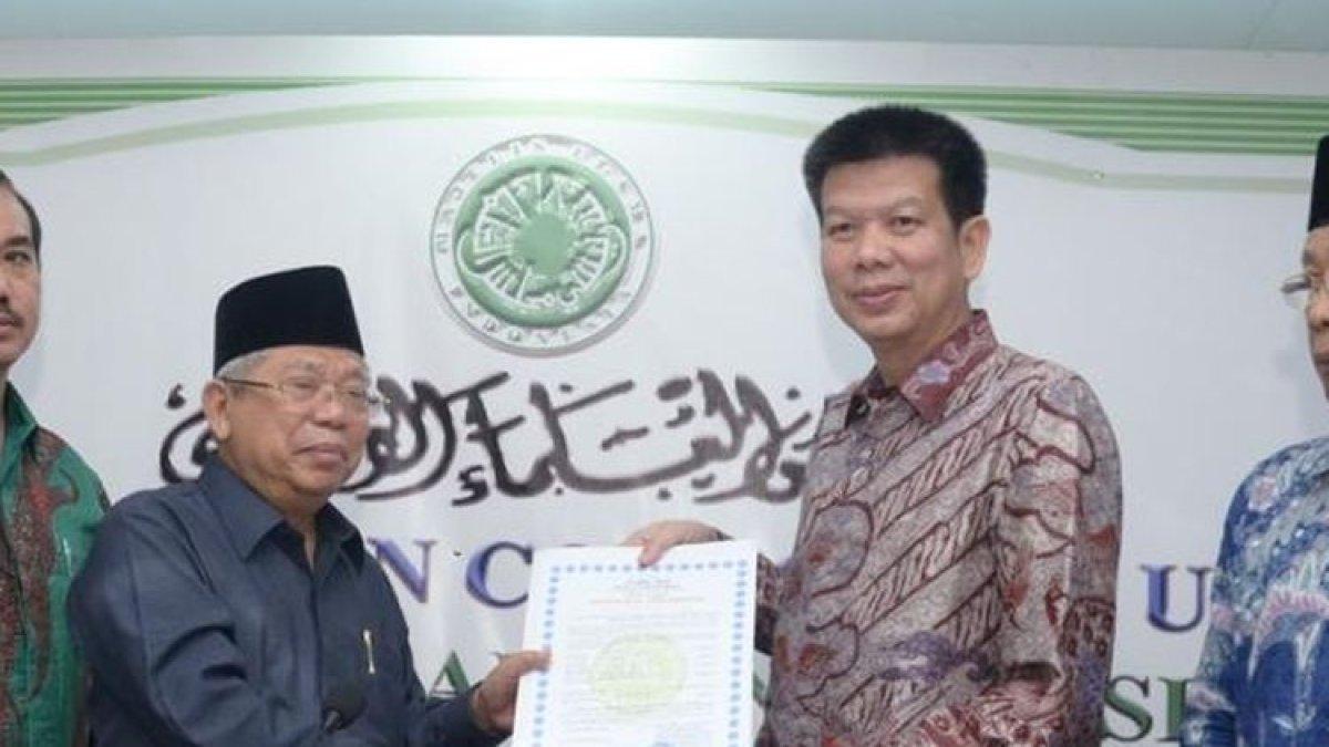 RESTORAN SOLARIA - Aliuyanto sebagai pimpinan dan pemilik Solaria menerima sertifikat halal dari ketua MUI KH Ma'ruf Amin