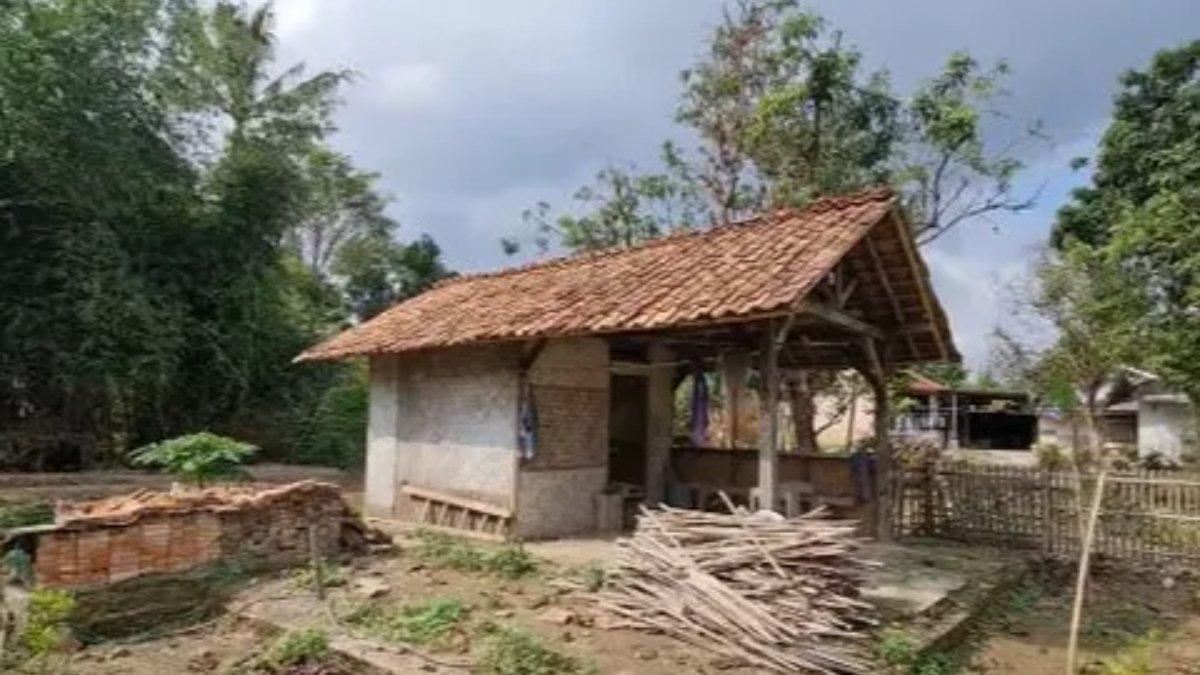 Rumah reyot Alman Mulyana.