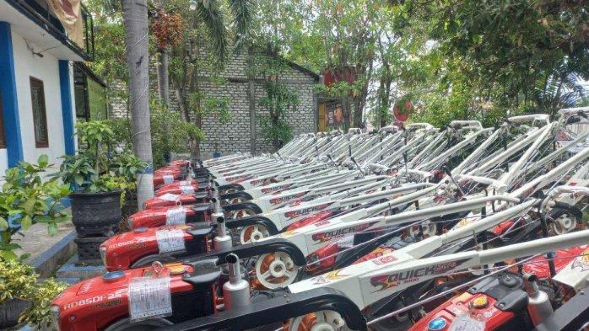PROGRAM BUPATI SAMPANG - Puluhan Alat dan Mesin Pertanian (Alsintan) berupa handtraktor yang merupakan bantuan ke sejumlah kelompok tani di Kabupaten Sampang, Madura terparkir di halaman Kantor Dinas Pertanian dan Ketahanan Pangan (Disperta KP) setempat, Kamis (12/6/2025).