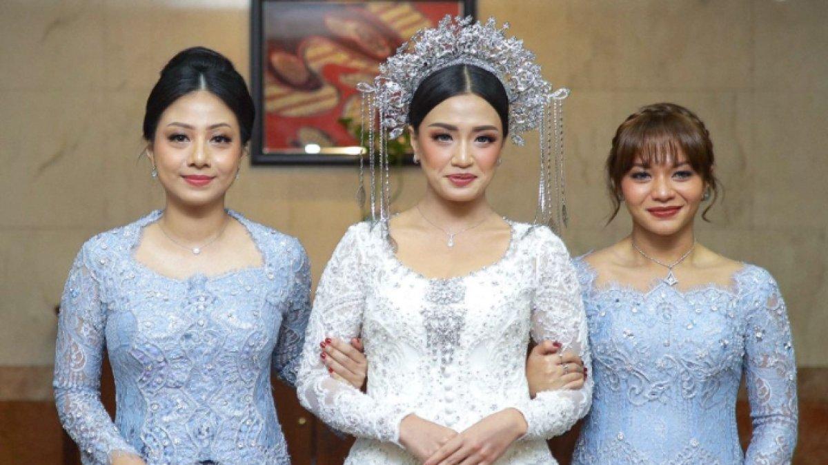 Amel Carla (paling kanan) tampak mendampingi sang kakak.
