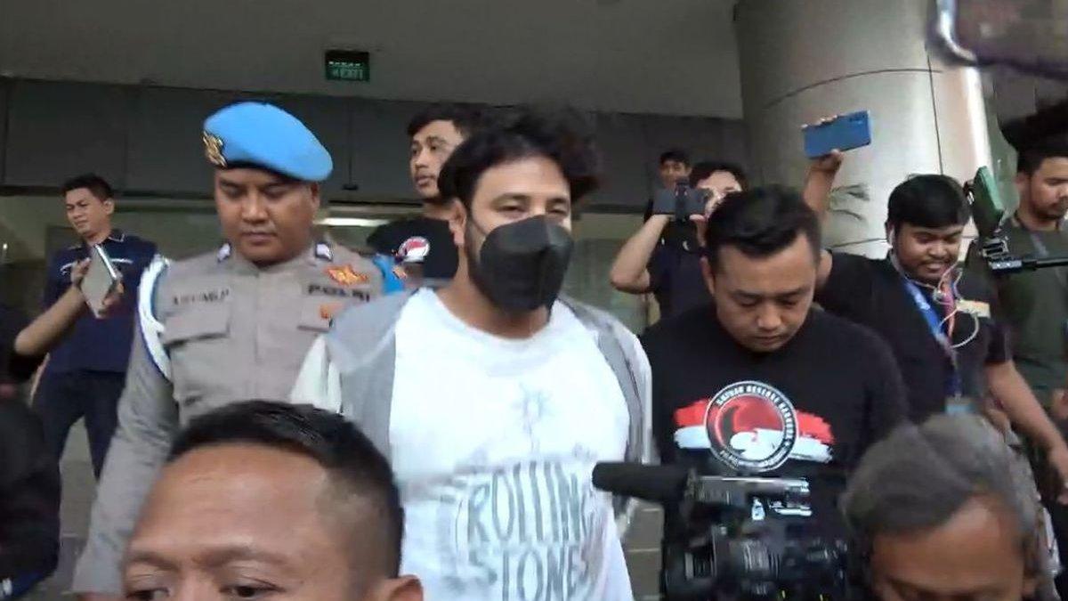 Ammar Zoni digiring di Mapolres Metro Jakarta Barat untuk mengecek kesehatan, Kamis (14/12/2023).