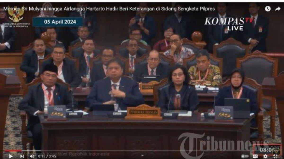 KEPUTUSAN MK - Menko PMK Muhadjir Effendy (kiri), Menko Perekonomian Airlangga Hartarto (kedua kiri), Menteri Keuangan Sri Mulyani (kedua kanan), Menteri Sosial Tri Rismaharini mengikuti sidang lanjutan sengketa hasil Pilpres 2024 di Mahkamah Konstitusi, Jakarta, Jumat (5/4/2024).