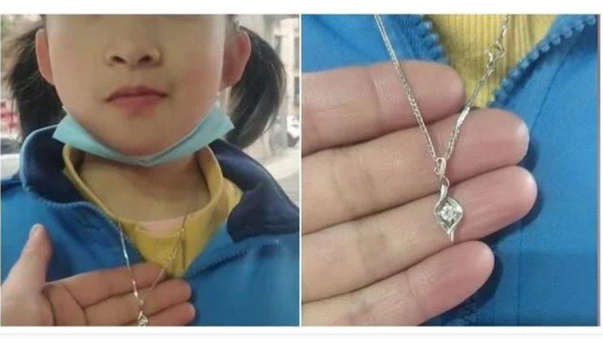 Anak 8 tahun diberi kalung berlian oleh teman kelasnya.