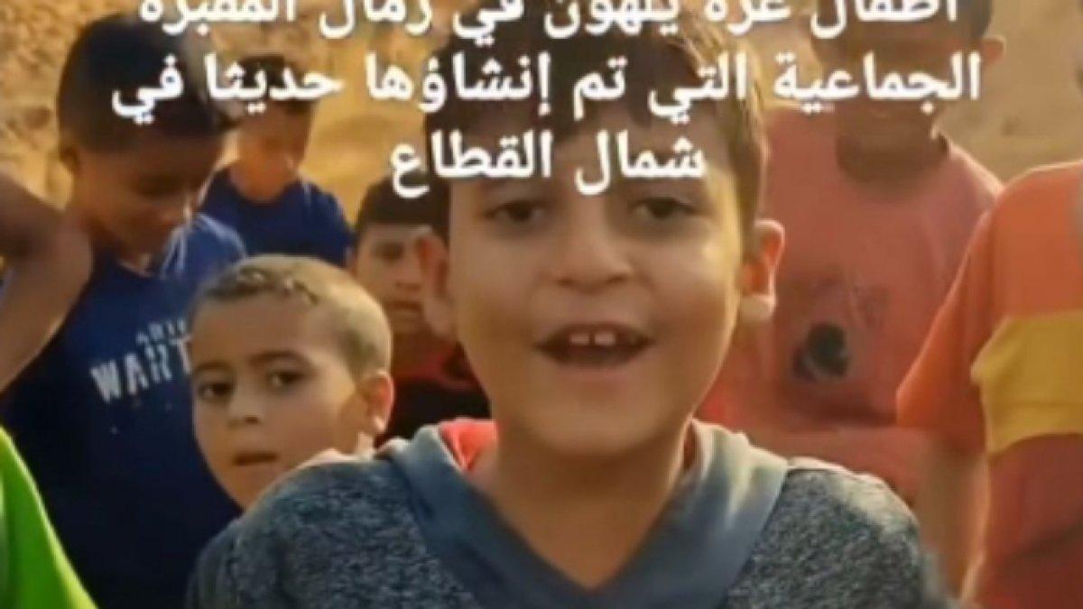 Anak-anak Gaza asyik bermain di kuburan massal