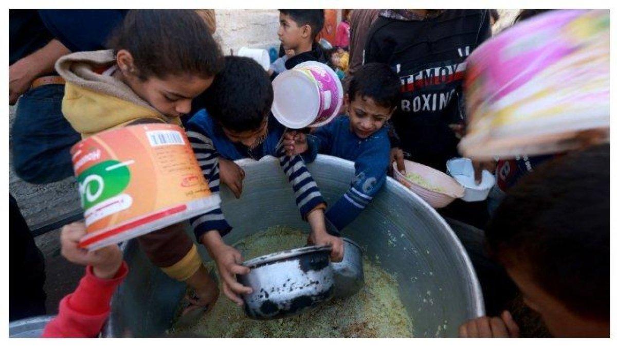 Ilustrasi - Anak-anak Palestina mengambil bantuan makanan di Kota Rafah, Gaza, pada 6 Desember 2023. Kelaparan di Gaza disebut memperkuat tuduhan yang disampaikan Afrika Selatan terhadap Israel.
