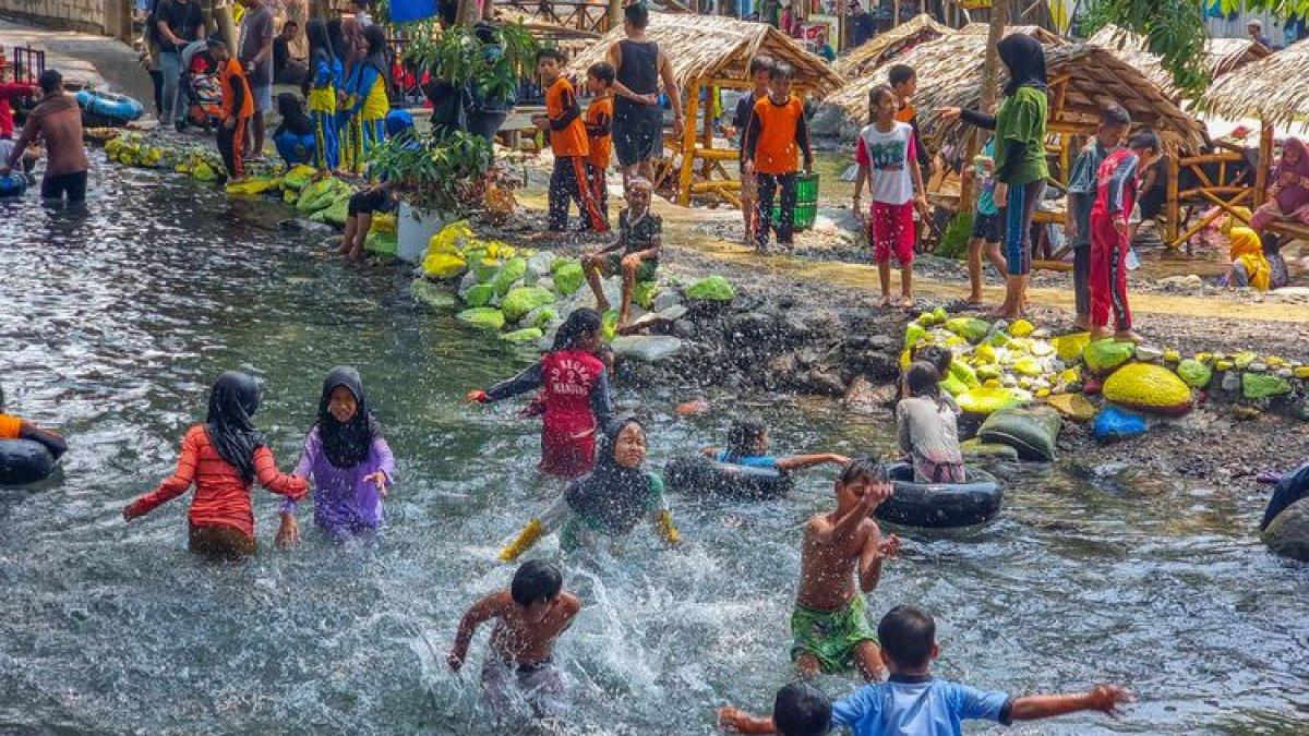 WISATA BOYOLALI: Anak-anak bermain air di Wisata Panorama Boyolali
