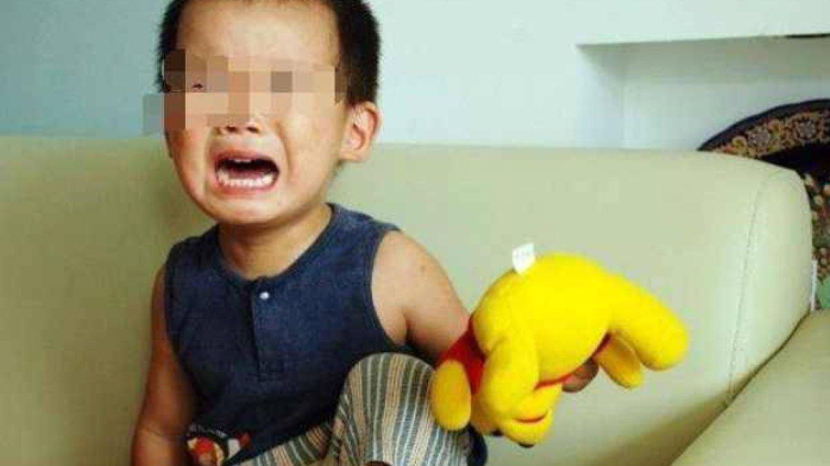 Giang segera melepas celana putranya dan terkejut saat mengetahui bahwa area pribadinya dibungkus dengan karet tipis, dan seluruh area pribadinya berwarna merah.