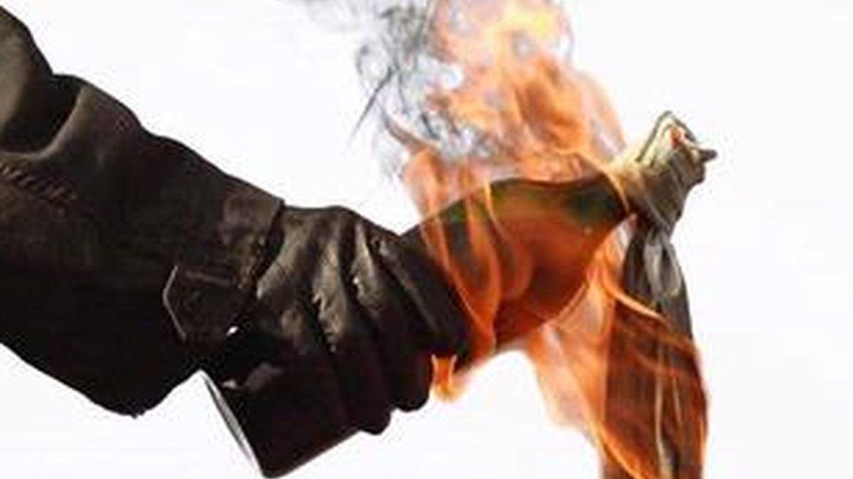 Anak tega membakar ayahnya dengan melemparkan bom molotov