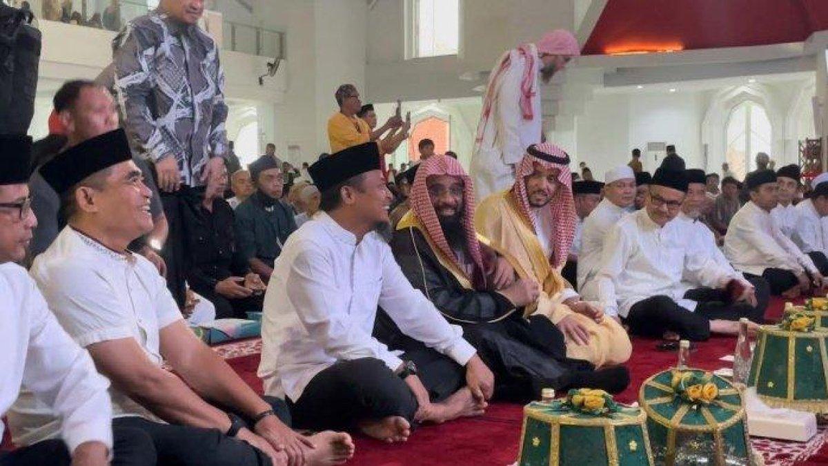 100 HARI KERJA - Gubernur Sulawesi Selatan (Sulsel) Andi Sudirman Sulaiman bersama Kepala Atase Agama Kedutaan Besar Arab Saudi Syekh Ahmed Bin Essa Al-Hazimy di Makassar, Minggu (16/3/2025) malam. Andi Sudirman memanfaatkan pertemuan dengan menawarkan pembangunan kampus di Sulsel