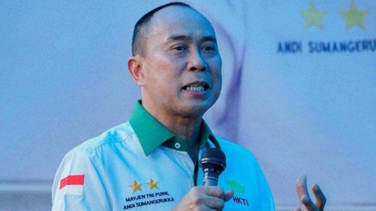 GUBERNUR SULTRA - Andi Sumangerukka Gubernur Sulawesi Tenggara (Sultra) 2025 dokumen Facebook Andi Sumangerukka (5/3/2025). Andi Sumangerukka merupakan mantan Panglima Komando Daerah Militer atau Pangdam XIV Hasanuddin.