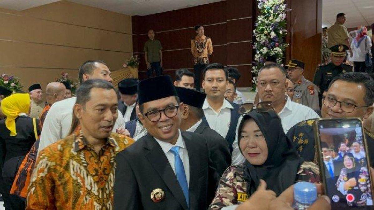 GUBERNUR BANTEN - Andra Soni saat di Gedung Dewan Perwakilan Rakyat Daerah. Andra Soni berkomitmen untuk bekerja sama dengan Pemkot Tangsel menyelesaikan masalah bersama.