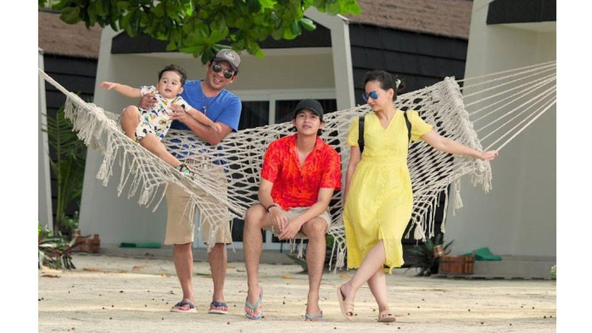 Angelica bersama suami dan dua anaknya.