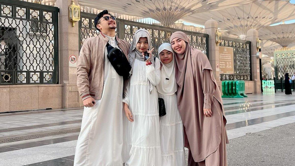 Angga Wijaya berimadah ke Tanah Suci bersama anak sambungnya