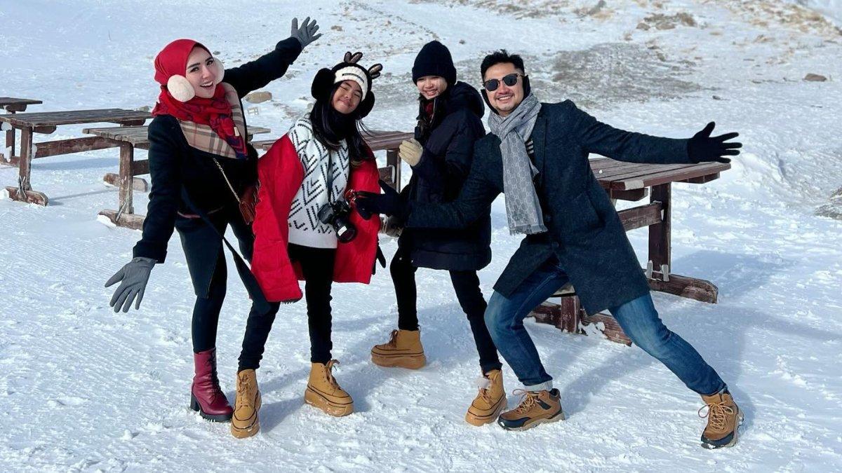 Angga Wijaya liburan di Turkey bersama istri dan anak sambungnya