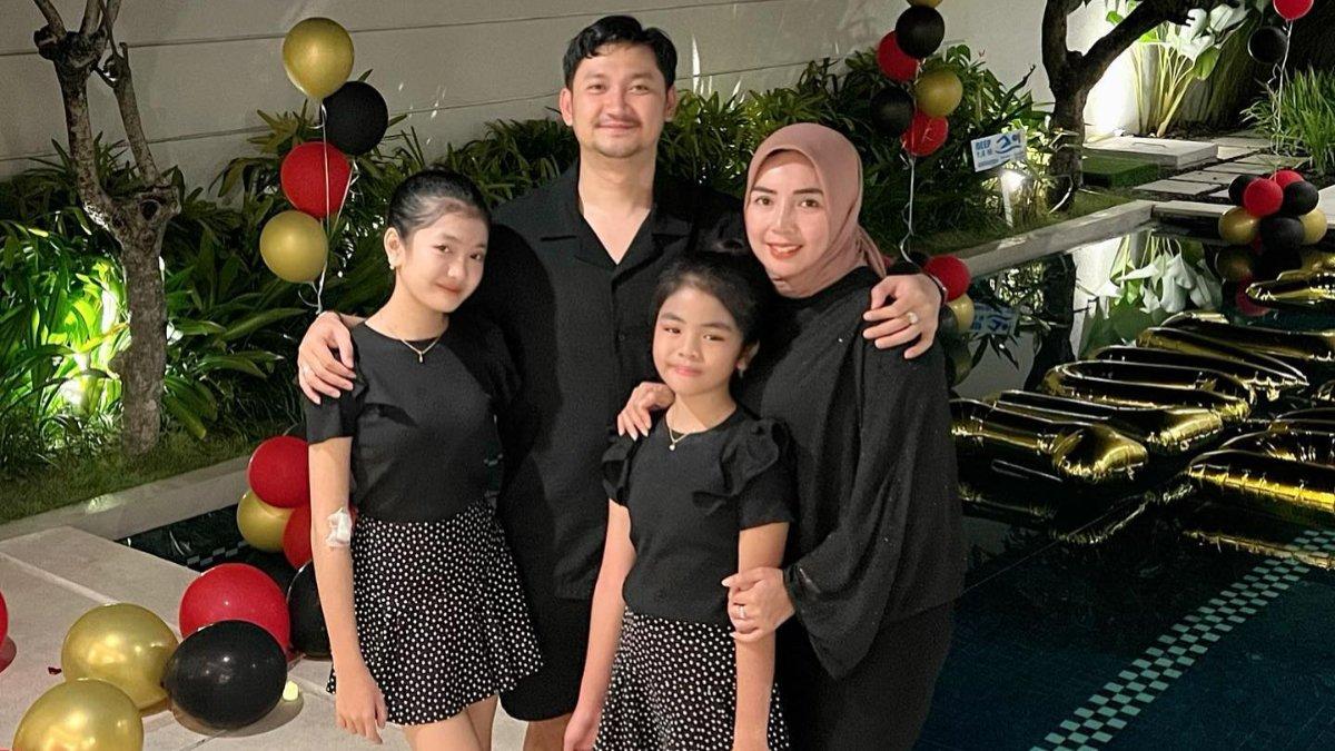 Angga Wijaya rayakan ulang tahunnya bersama keluarga kecil