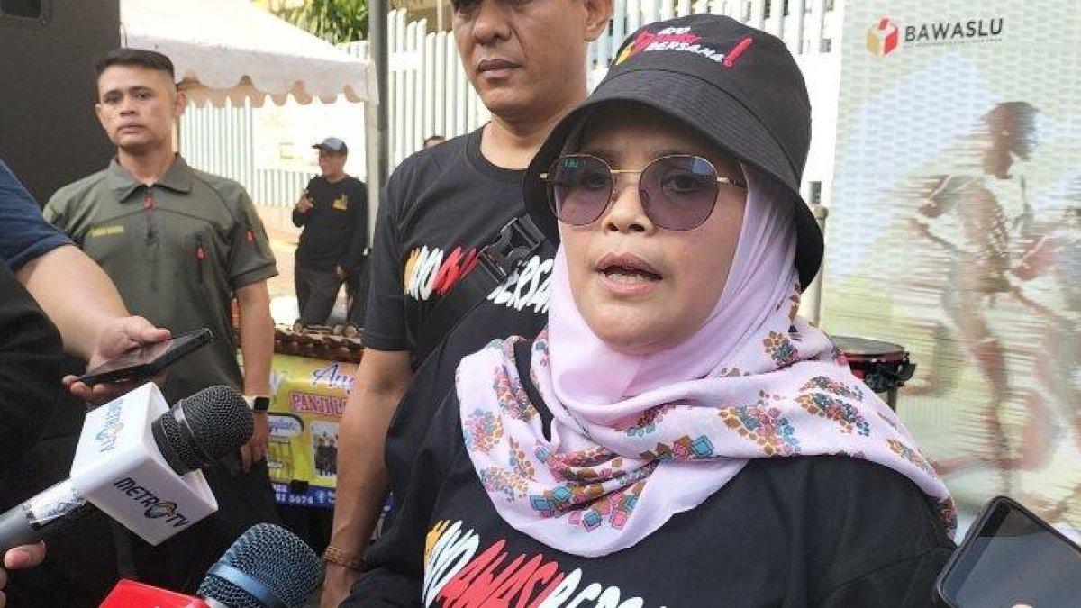 Anggota Bawaslu RI Lolly Suhenty di kawasan Kantor Bawaslu RI, Jakarta, usai acara Bawaslu on Car Free Day, Minggu (17/12/2023).