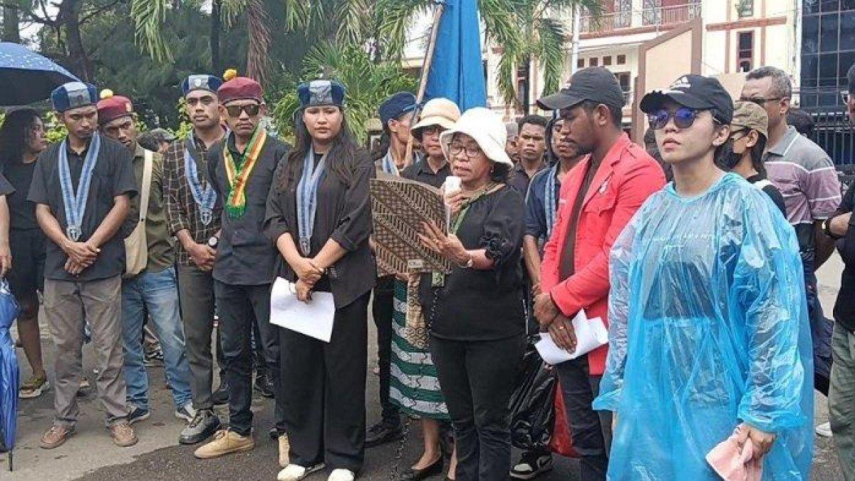 DESAK PROGRAM GUBERNUR - Salah satu anggota Koalisi Masyarakat Sipil Melawan Kekerasan Seksual Terhadap Anak, Veronika Ata saat menyampaikan tuntutan dalam aksi yang digelar di Polda NTT, Jumat (21/3/2025).