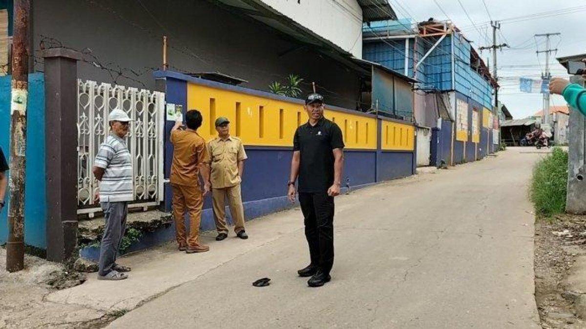 Anggota Paspampres Kapten Inf Muhammad saat menunjukkan TKP begal sepeda motor di Jalan Desa Lubang Buaya, Kecamatan Setu, Kabupaten Bekasi.