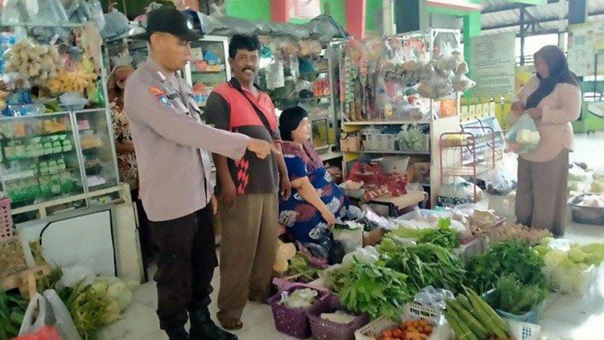 Anggota Polisi saat mendatangi lokasi nenek residivis pakai uang palsu