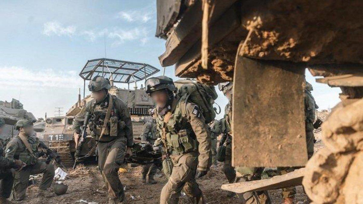 Gambar selebaran yang dirilis oleh Tentara Israel pada 4 Januari 2024 ini menunjukkan anggota Unit 669 Angkatan Udara Israel membawa seorang tentara Israel yang terluka di Jalur Gaza, di tengah berlanjutnya pertempuran antara Israel dan kelompok militan Palestina Hamas.