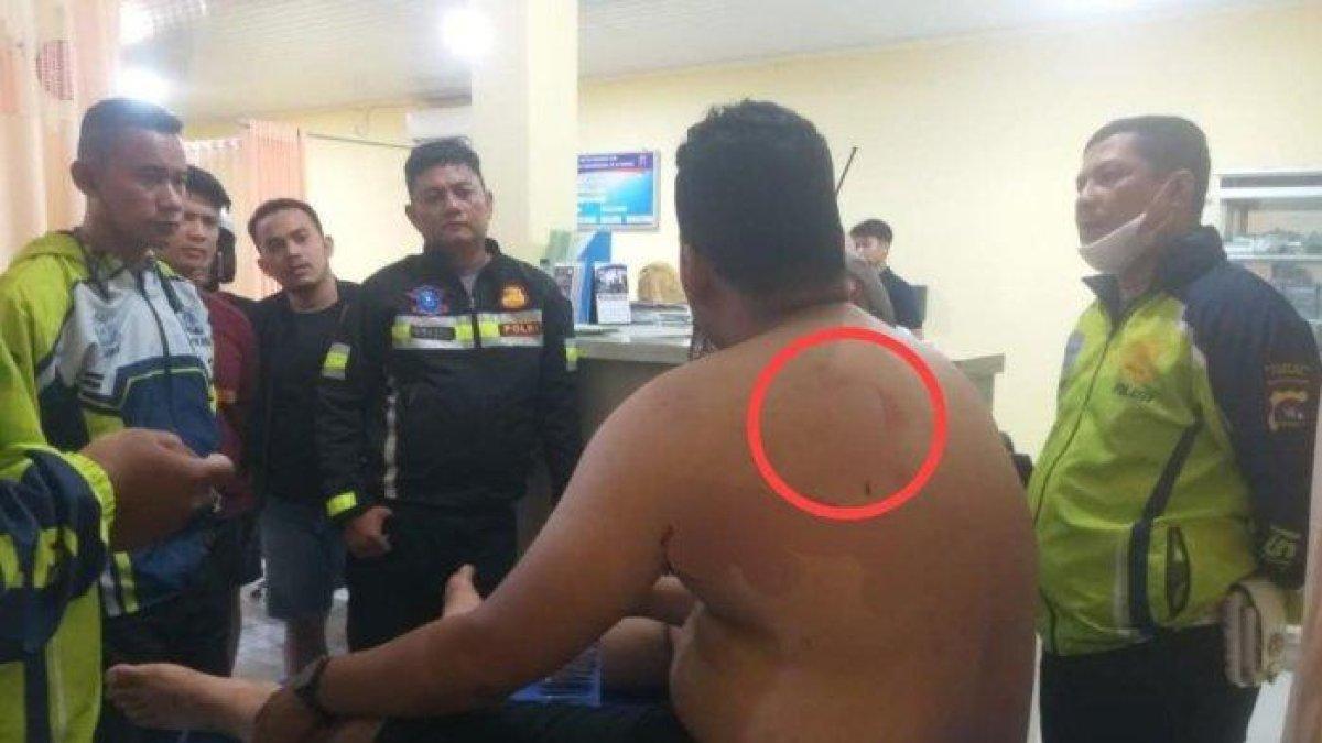 Anggota polisi yang menjadi korban penusukan sedang mendapat perawatan, Sabtu (12/8/2023).