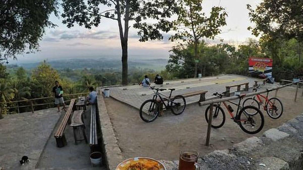 WISATA YOGYAKARTA - Angkringan Puncak Bibis di Yogyakarta yang dikenal sebagai tempat istrahat para pesepeda