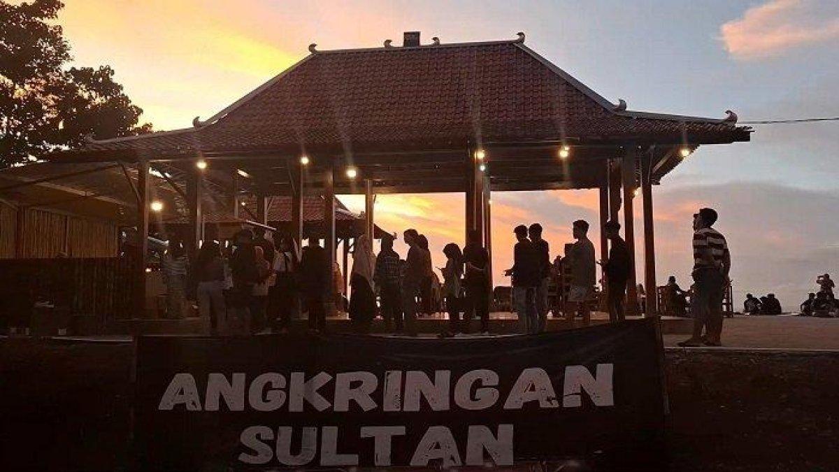 WISATA KULINER - Potret sejumlah pengunjung sedang menikmati suasana sunset dan city light dari Angkringan Sultan, disadur dari TribunJogja.com pada Selasa (4/3/2025). Angkringan Sultan berlokasi di Bukit Cempluk, Kalurahan Mangunan, Kapewon Dlingo, Kabupaten Bantul, DI Yogyakarta.