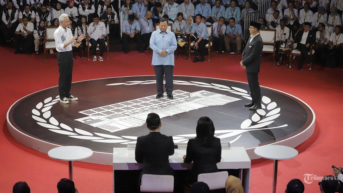 Calon Presiden nomor urut 01 Anies Baswedan, 02 Prabowo Subianto dan 03 Ganjar Pranowo mengikuti Debat Pertama Calon Presiden 2024 di Halaman Gedung KPU, Jakarta Pusat, Selasa (12/12/2023). Debat Perdana tersebut mengusut tema Hukum, Hak Asasi Manusia (HAM), Pemberantasan Korupsi, dan Penguatan Demokrasi.