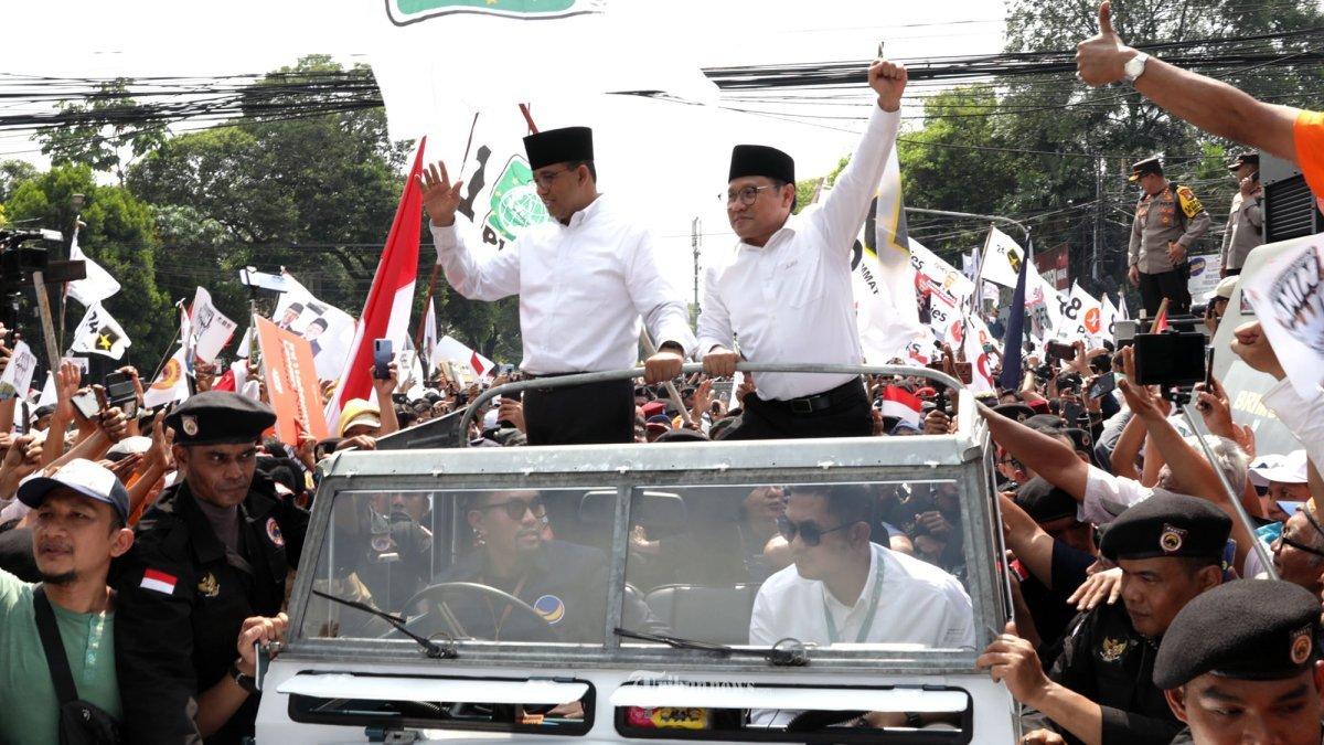 Bakal Calon Presiden Anies Baswedan dan Bakal Calon Wakil Presiden Muhaimin Iskandar menyapa relawan saat tiba di depan Gedung KPU, Jakarta, Kamis (19/10/2023). Pasangan Anies-Muhaimin (AMIN) menjadi pasangan yang pertama mendaftar di KPU sebagai Calon Presiden dan Wakil Presiden 2024 yang diusung tiga partai yakni Partai Nasdem, PKB dan PKS.
