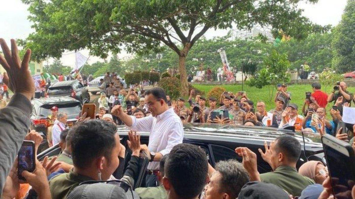 Anies Baswedan diserbu pendukungnya
