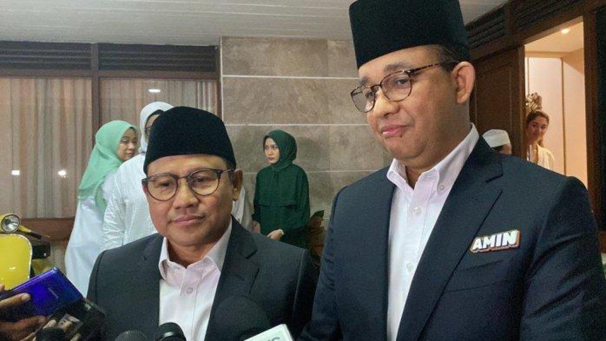 Capres-cawapres nomor urut 1 Anies Baswedan (kanan) dan Muhaimin Iskandar (kiri) - Capres nomor urut 1 Anies Baswedan bela Cak Imin soal pertanyaan SGIE yang diajukan Gibran Rakabuming Raka di debat cawapres.