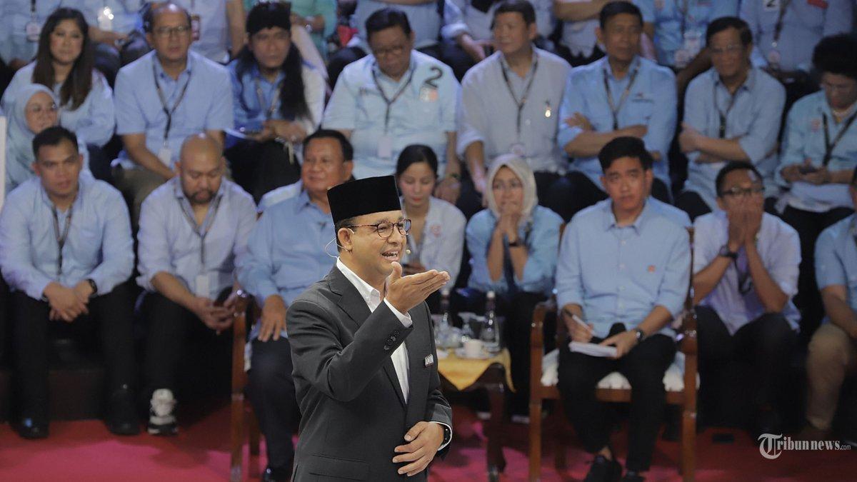 Calon Presiden nomor urut 01 Anies Baswedan memaparkan visi dan misi saat mengikuti Debat Pertama Calon Presiden 2024 di Halaman Gedung KPU, Jakarta Pusat, Selasa (12/12/2023). Debat Perdana tersebut mengusut tema Hukum, Hak Asasi Manusia (HAM), Pemberantasan Korupsi, dan Penguatan Demokrasi.