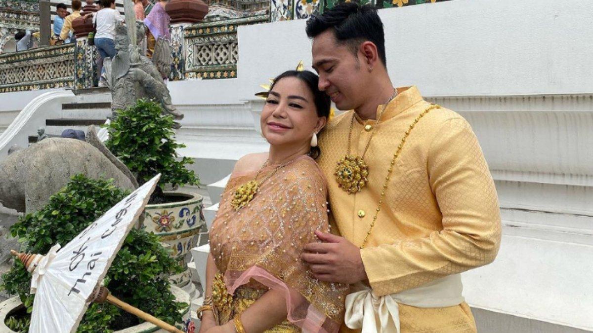 Anisa Bahar dan Edwin Bahari, liburan romantis ke Thailand.