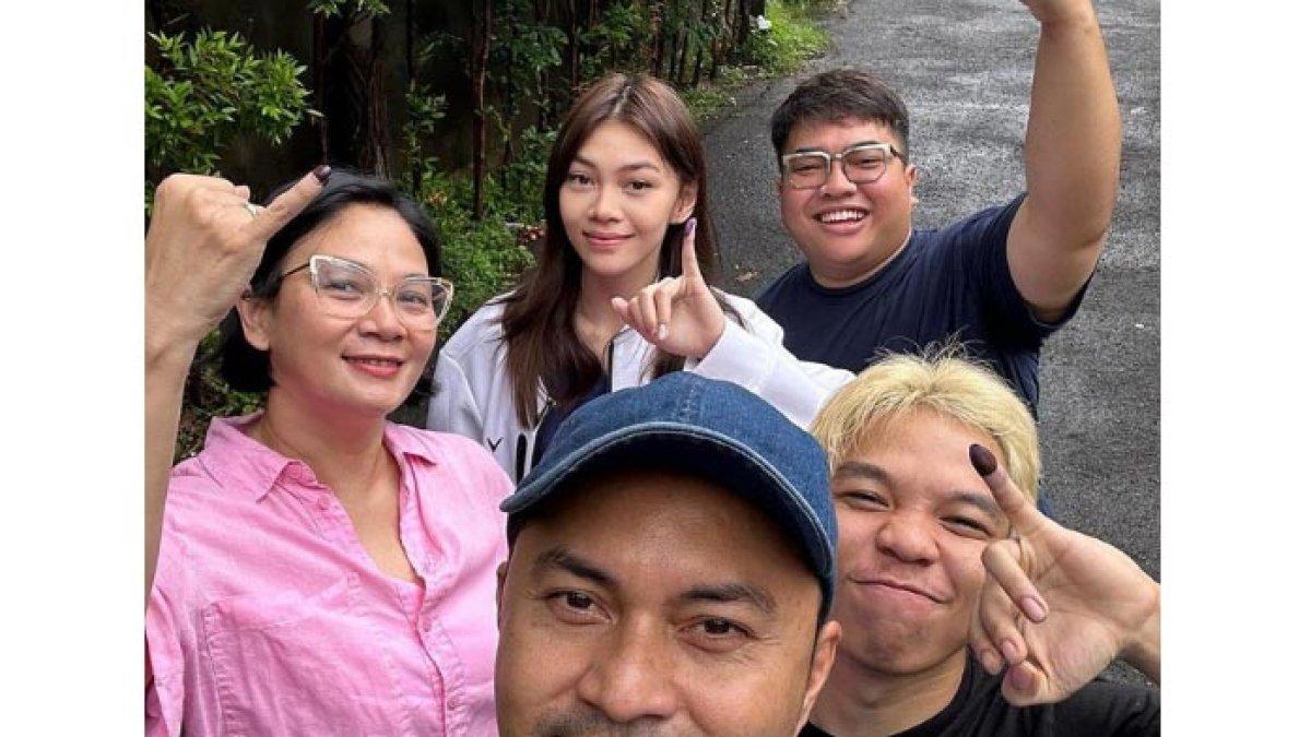 Anjasmara dan sang istri bagikan momen nyoblos bareng keluarga.