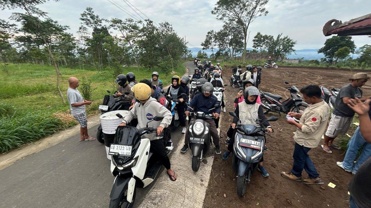 LIBURAN DI KLATEN - Antrean kendaraan bermotor di pintu masuk Ekowisata Kalitalang, Desa Balerante, Kecamatan Kemalang, Klaten, Kamis (29/5/2025).
