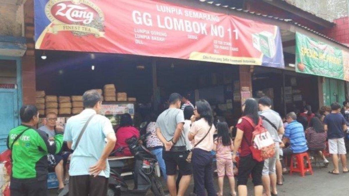 Antrean pembeli di kedai lumpia Gang Lombok, Jalan Gang Lombok, Semarang, Minggu (2/6/2019)