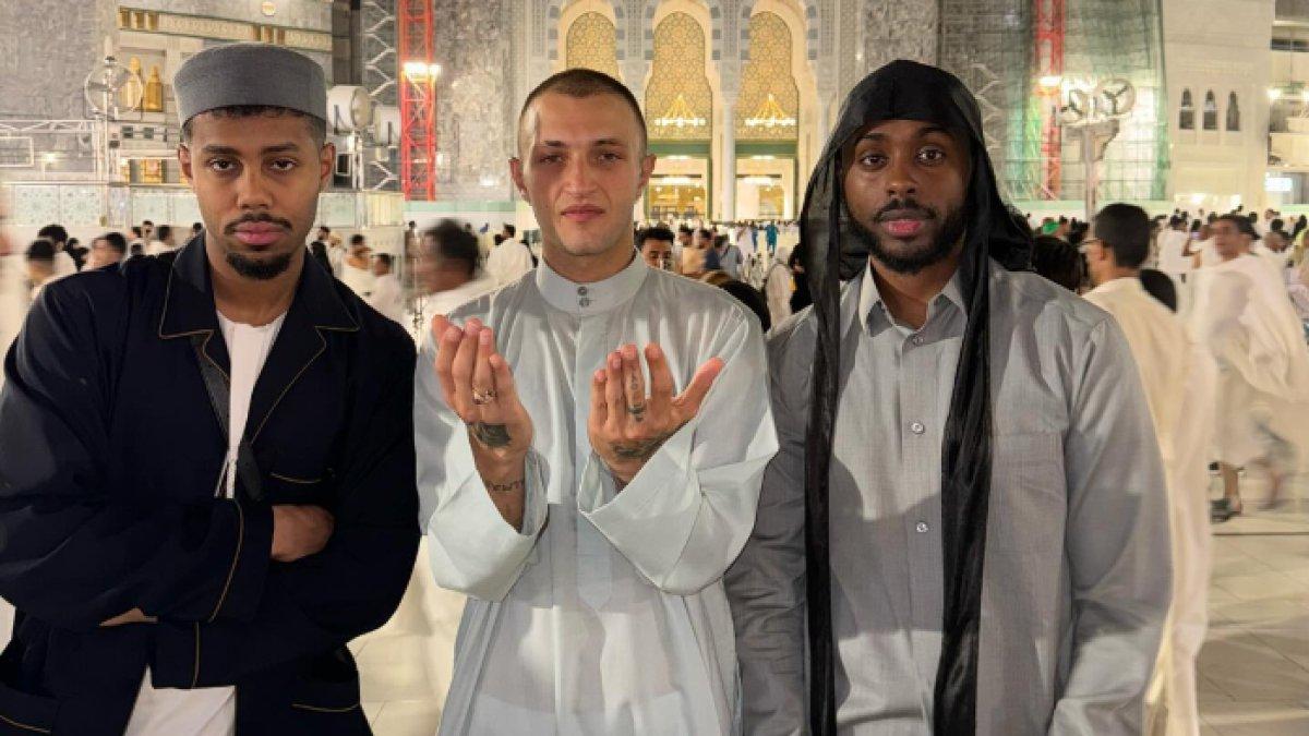 Anwar Hadid bersama teman-temannya di depan Masjidil Haram. (Instagram)